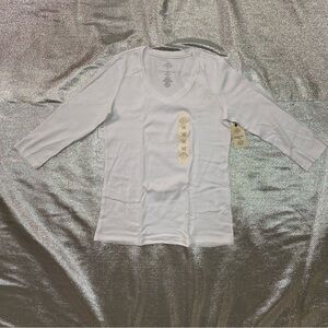 NWT White V-Neck 3/4 Sleeve Top